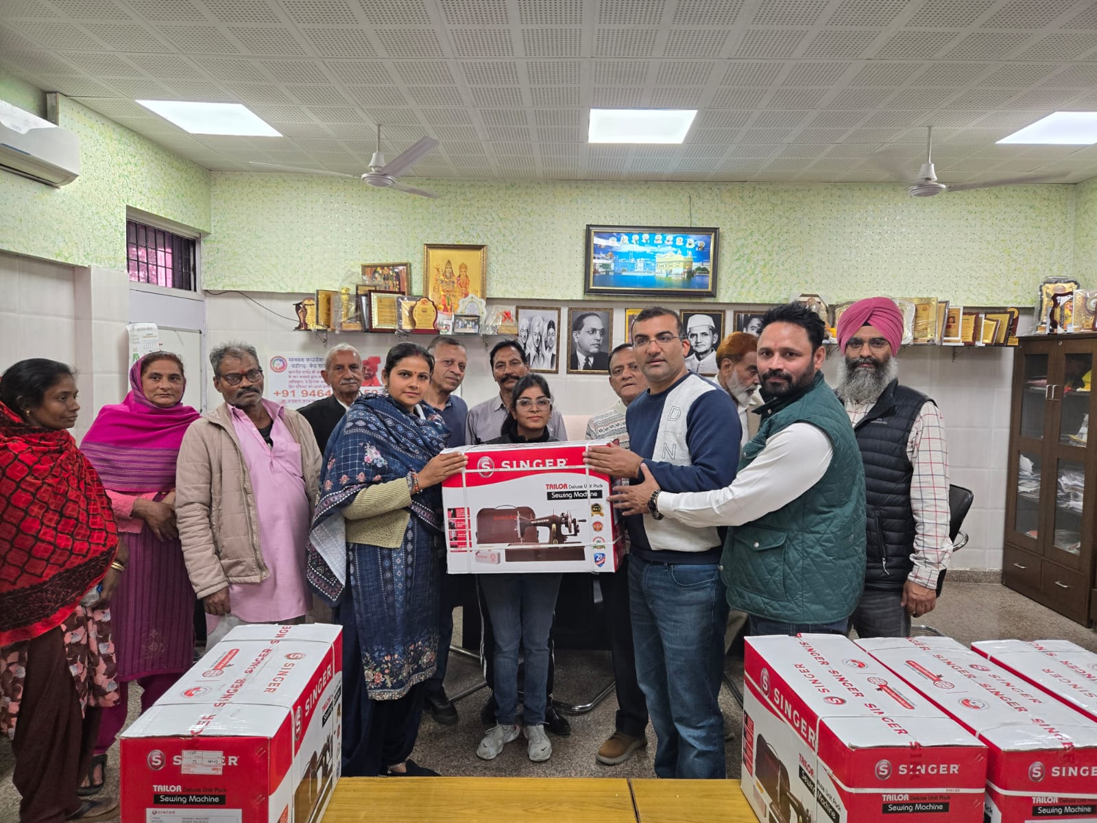 नेचर नाइन फाउंडेशन ने सिलाई मशीनें वितरित कर महिलाओं को बनाया सशक्त